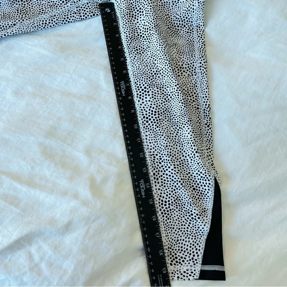 Under Armour Black and White Leggings with Modern Style